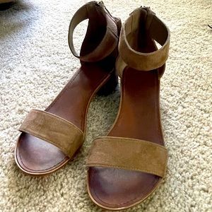 Ankle strap brown sandal